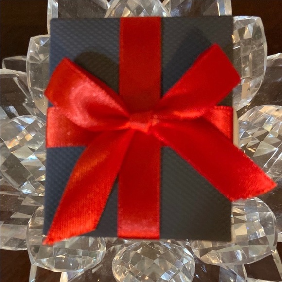 GENUINE DIAMOND STUD EARRINGS-GORGEOUS-IN GIFT BOX - Picture 2 of 8